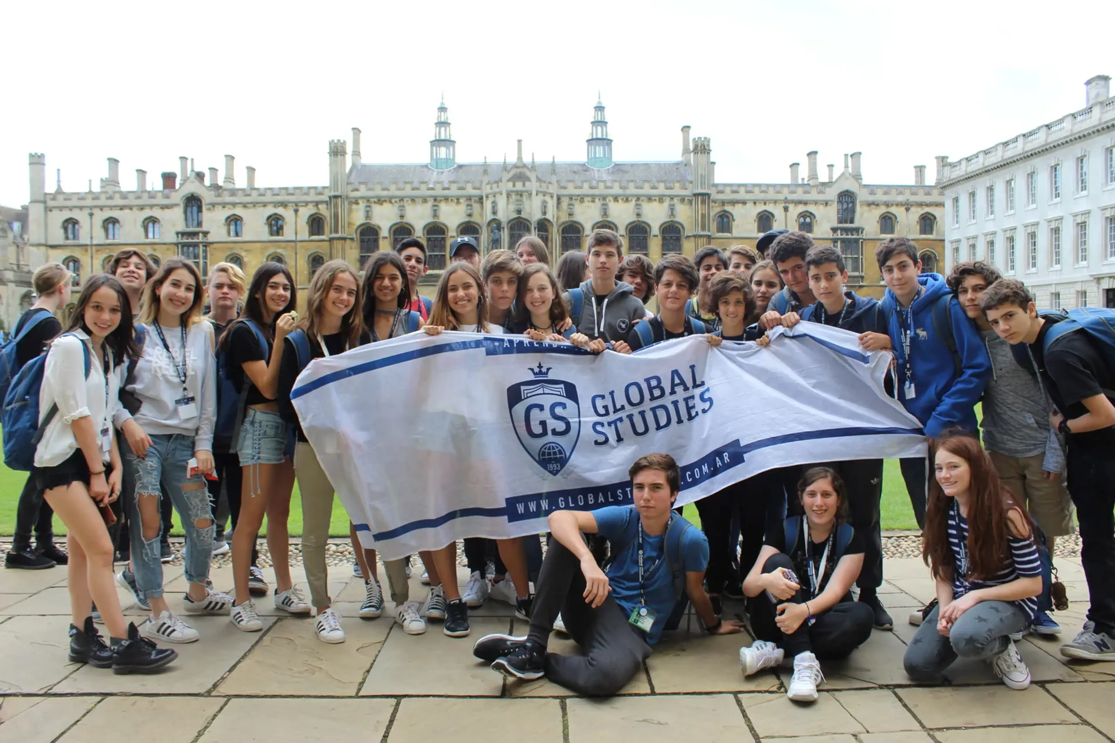 Grupo de estudiantes de Global Studies frente a una universidad en Inglaterra durante un viaje de estudio