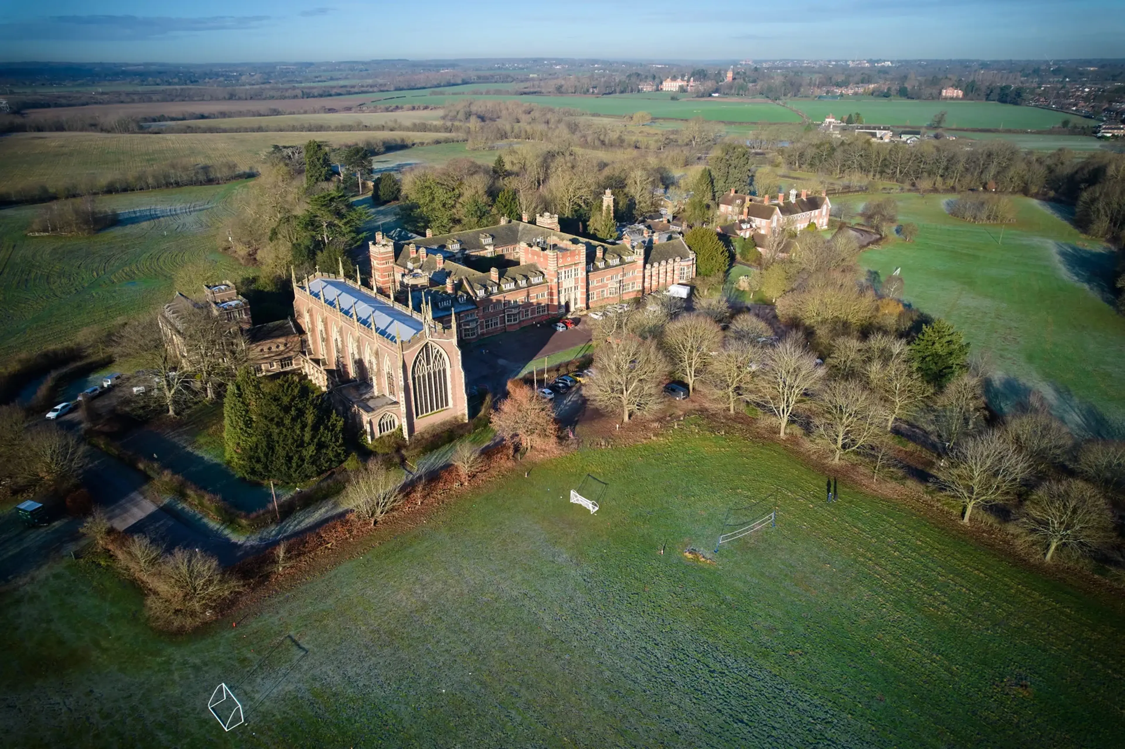 Vista aérea del campus de St Albans College rodeado de campos verdes en Inglaterra