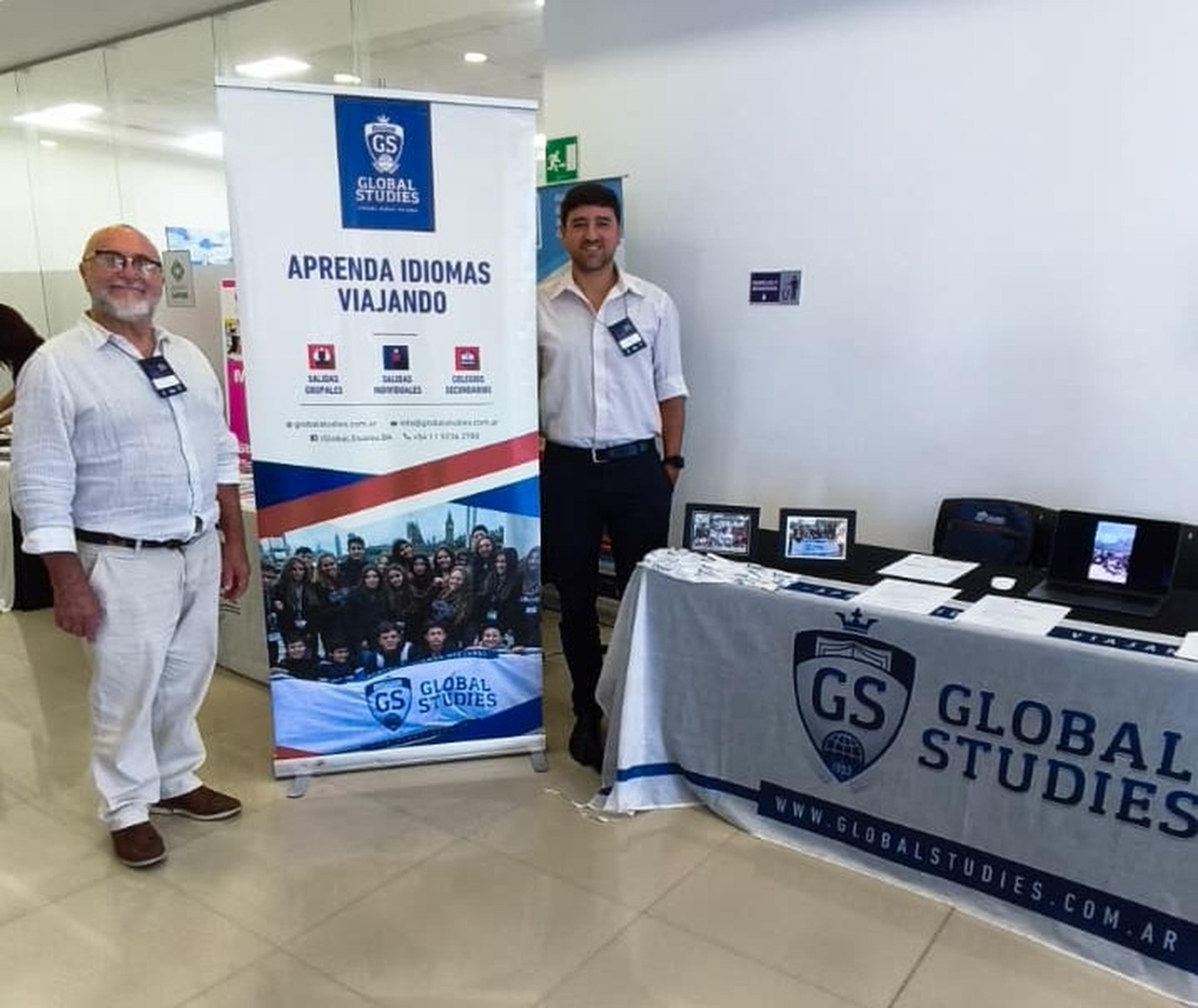 Stand de Global Studies en el Advice Summer Seminar en Paraná con representantes mostrando programas de estudio en el exterior
